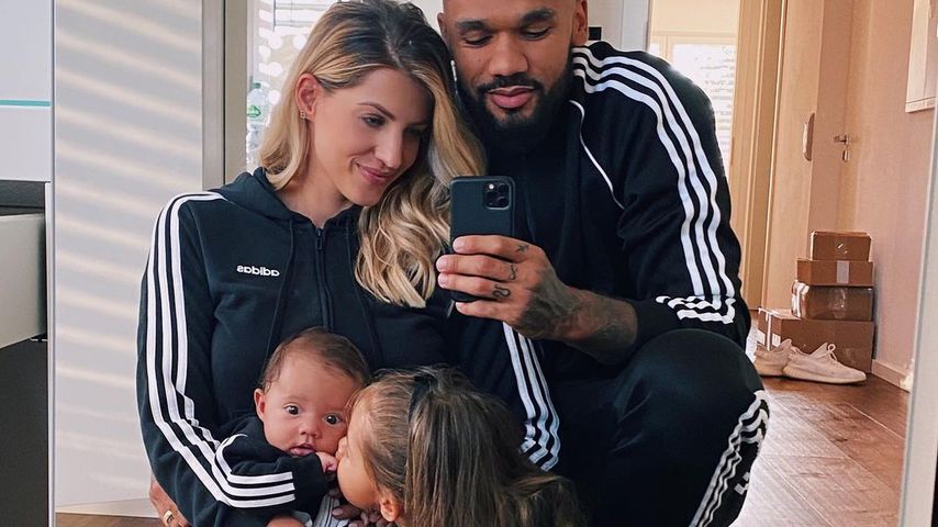 Sarah und Dominic Harrison mit ihren Töchtern Kyla und Mia Rose