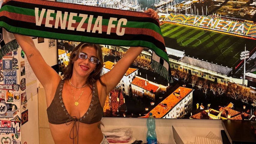 Sarah Engels posiert mit "Venezia FC"-Schal
