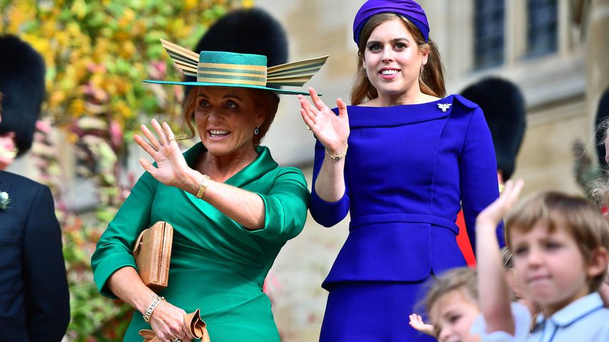 Sarah Ferguson und Prinzessin Beatrice auf einer Hochzeit in Windsor im Oktober 2018