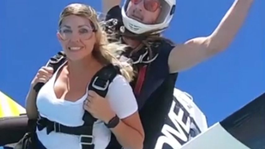 Sarah Harrison bei einem Fallschirmsprung, Dubai 2021