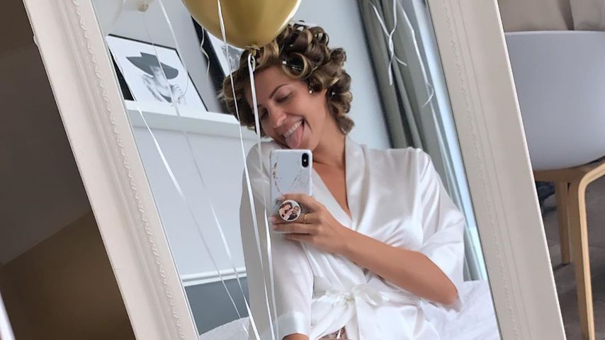 Sarah Harrison beim Styling für ihre Hochzeit