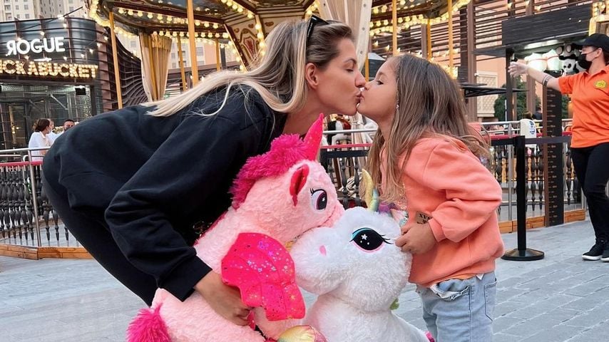 YouTuberin Sarah Harrison mit ihrer Tochter Mia