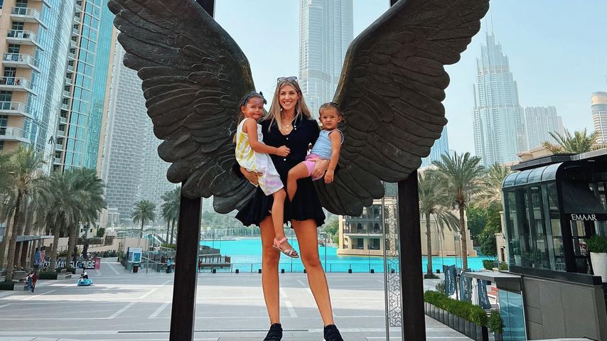 Sarah Harrison mit ihren Töchtern Mia Rose und Kyla in Dubai