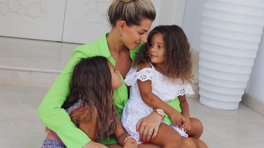 So haben Sarah Harrisons Kids auf Baby Nummer drei reagiert