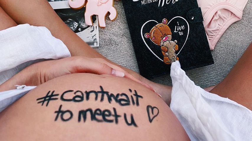 Sarah Harrisons Babybauch im April 2020