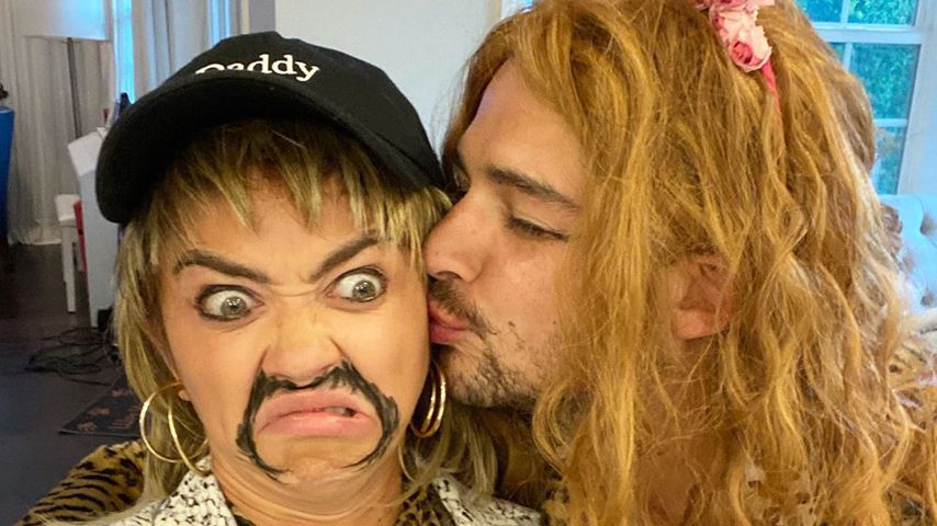 Sarah Hyland und Wells Adams im April 2020