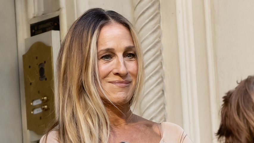 Sarah Jessica Parker strahlt am "And Just Like That"-Set!