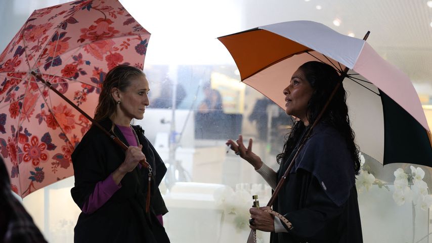 Sarah Jessica Parker und Sarita Choudhury am Set von “And Just Like That.”