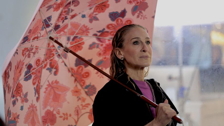 Am Set: Sarah Jessica Parker wird im Regen stehen gelassen