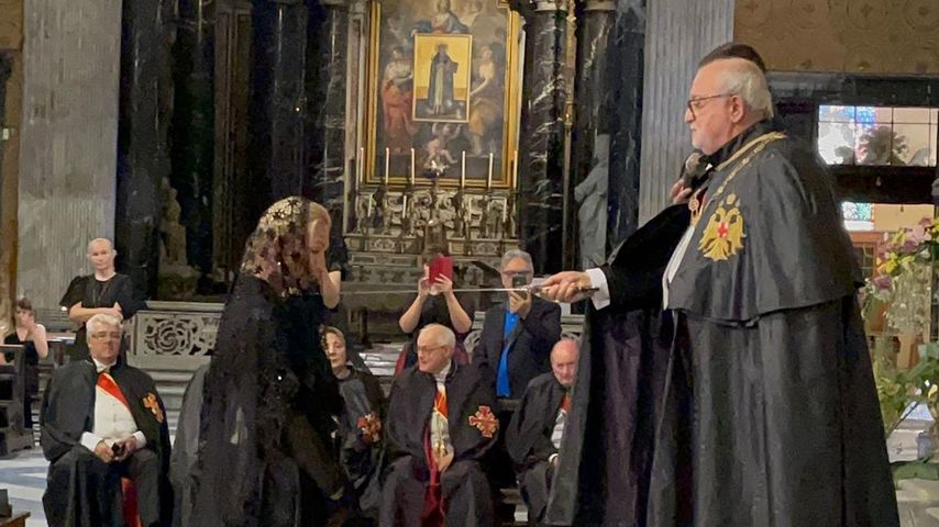 Sarah Kern erhält den Ritterschlag in Rom