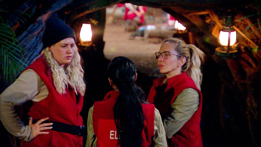 Sarah Knappik, Elena Miras und Danni Büchner im Dschungel