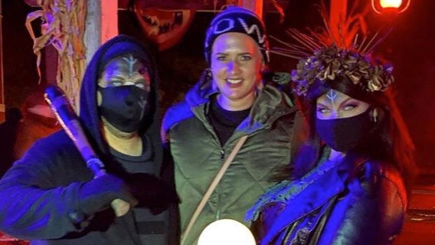 Sarah Knappik mit Freunden an Halloween 2021