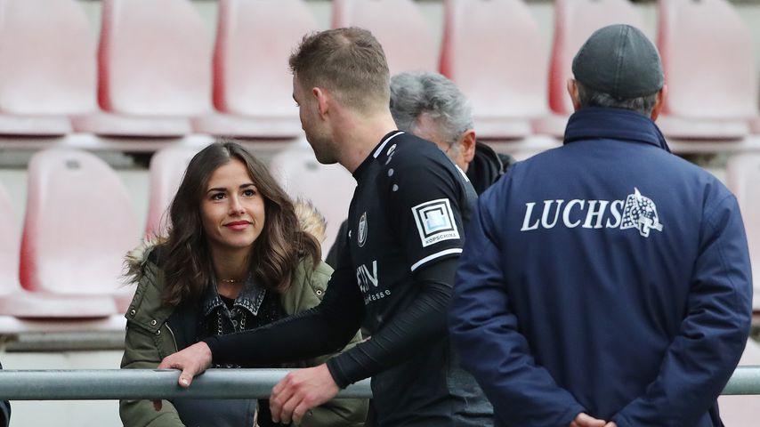 Sarah Lombardi und Julian Büscher bei einem Fußballspiel