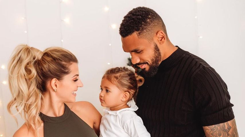 Sarah, Mia Rose und Dominic Harrisons Weihnachtsfoto 2019