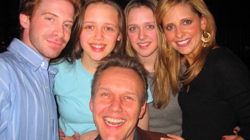 Sarah Michelle Gellar mit Anthony Head und seinen Töchter Daisy und Emily sowie Seth Green