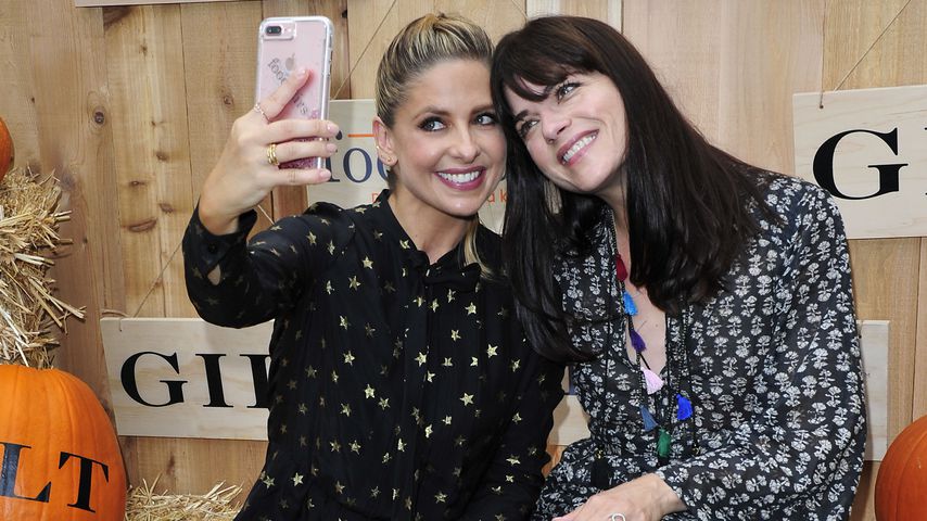 Sarah Michelle Gellar zusammen mit Selma Blair bei der Gilt & Foodstirs Halloween Party in Los Angel