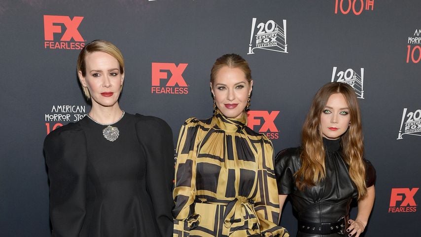 Sarah Paulson mit den Darstellern von "American Horror Story"