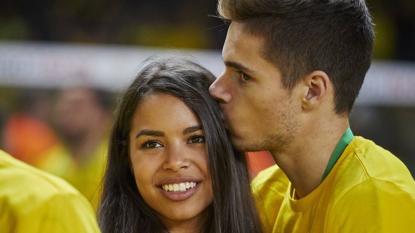 Sarah Richmond und Julian Weigl feiern den DFB-Pokalsieg 2017 in Berlin