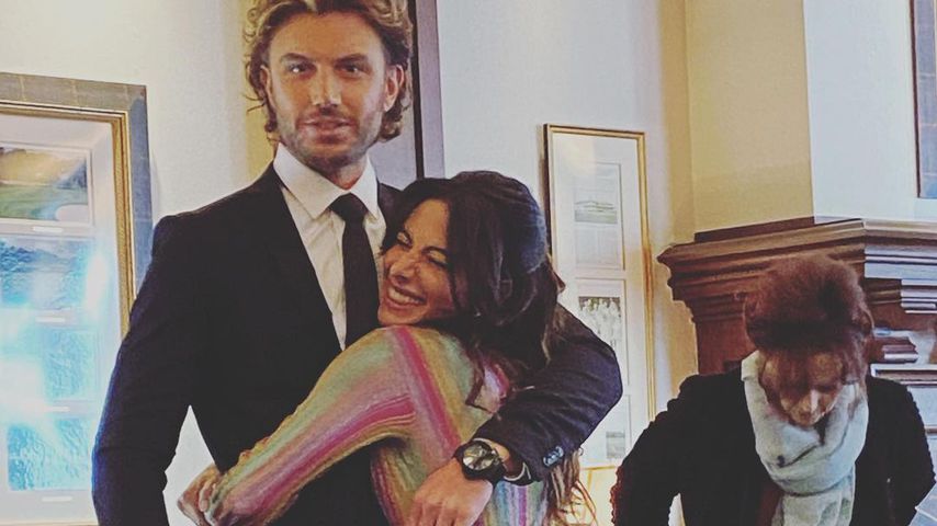 Sarah Shahi und Adam Demos im Februar 2021