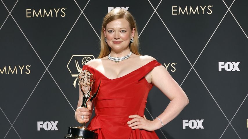 Sarah Snook mit ihrem Emmy als Beste Schauspielerin in "Succession"