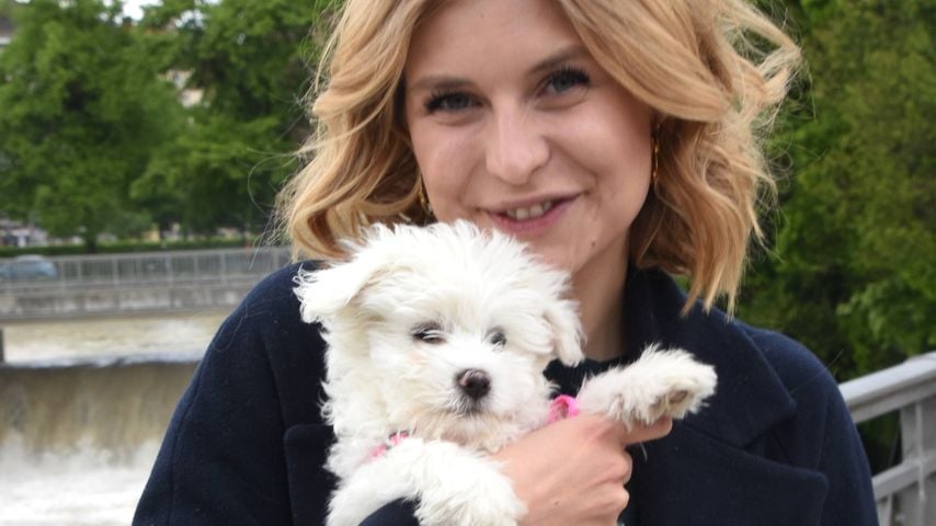 Schauspielerin Sarah Thonig und Minnie, Mai 2023