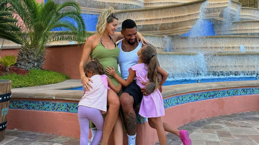 Sarah und Dominic Harrison mit ihren Kindern