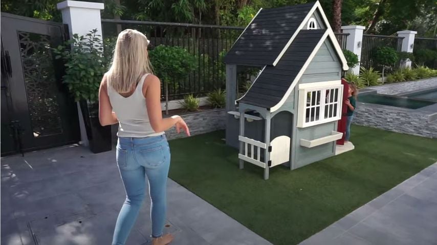 Sarah und Mia Harrison in ihrem Garten in Dubai