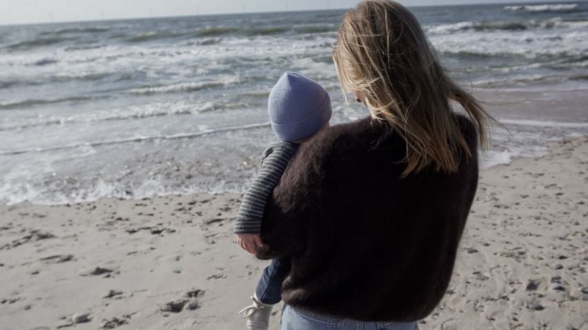 Sarah Zucker mit ihrem Sohn am Strand