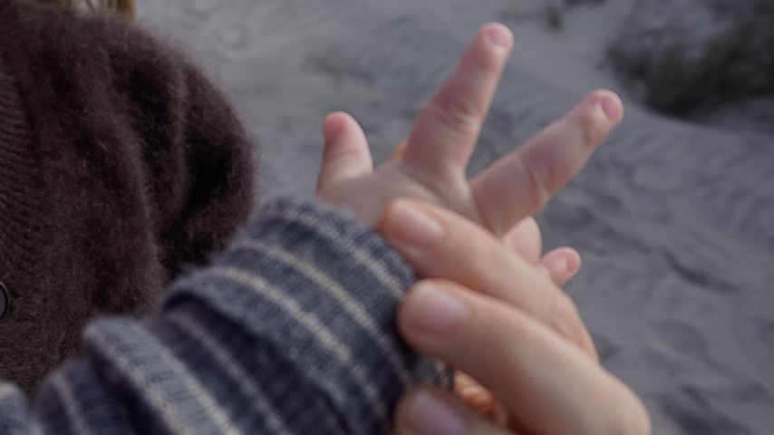 Hand des Sohns von Sarah Zucker