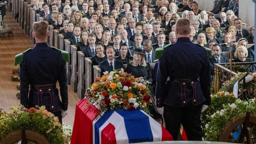 Königin Mette-Marit tief erschüttert bei Astrids Beerdigung