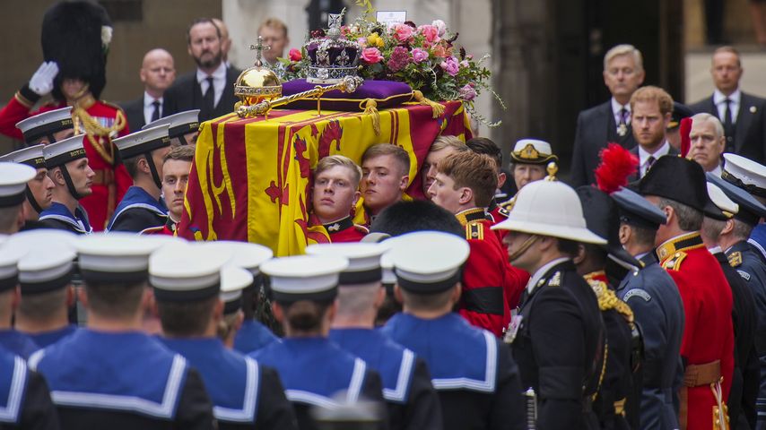 Der Sarg der Queen ist nun auf dem Weg zur Westminster Abbey