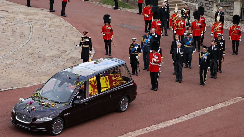 Der Sarg der Queen auf dem Weg nach Windsor Castle