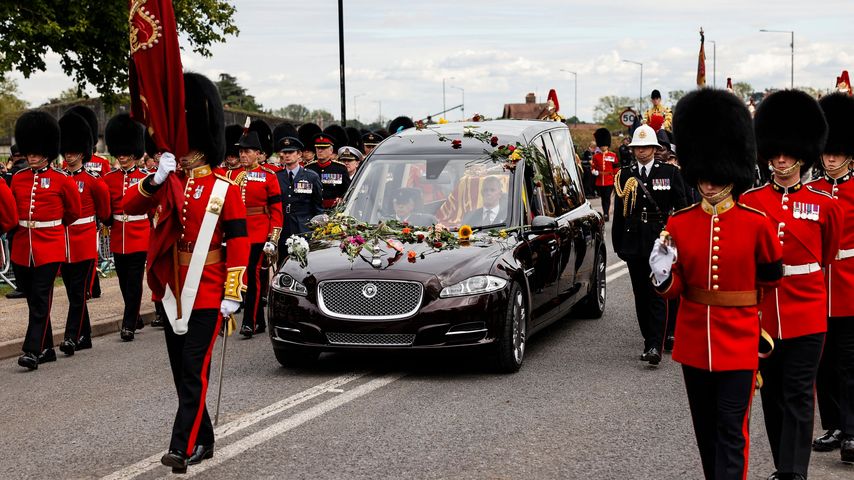 Rührend! Fans bewerfen Sarglimousine der Queen mit Blumen