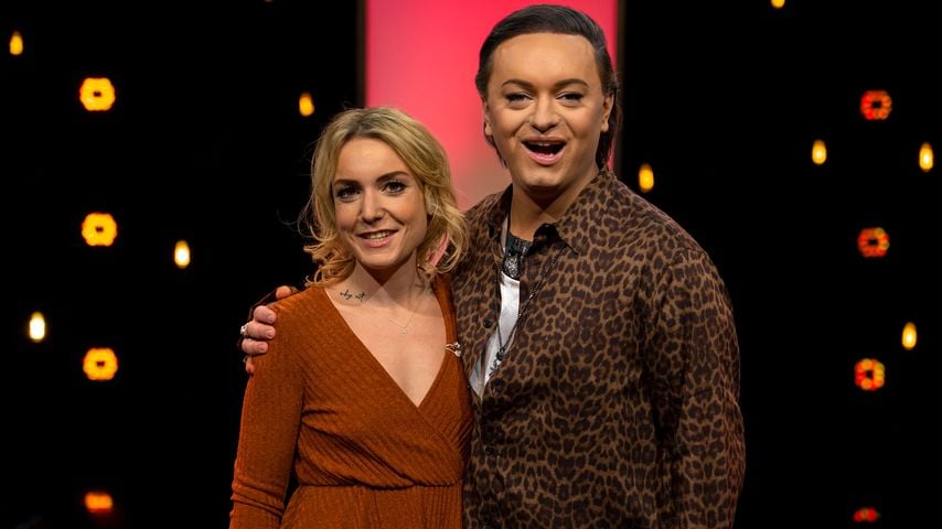 Moderator Julian Stöckel bei "Naked Attraction" mit Kandidatin Sarina