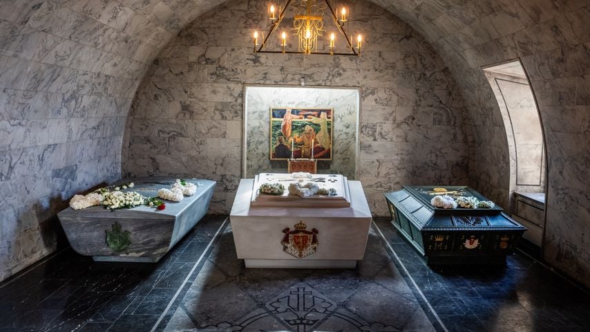 Sarkophage von Harald V, Haakon VII und Maud sowie Olav V und Märtha in der Krypta der Schlosskirche in Oslo