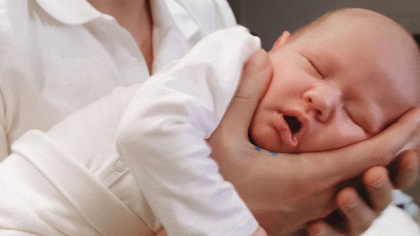 Sascha Koslowski mit Baby Leo auf dem Arm
