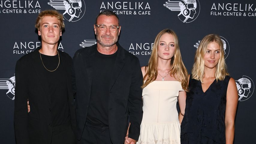 Liev Schreiber glänzt mit Teenagern und Ehefrau auf Premiere