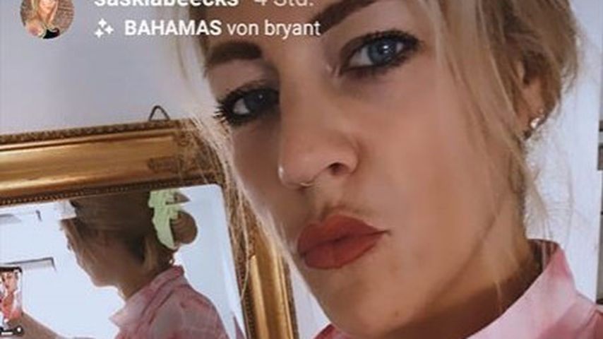 Wölbung irritiert Fans: Hat Saskia Beecks einen Babybauch?