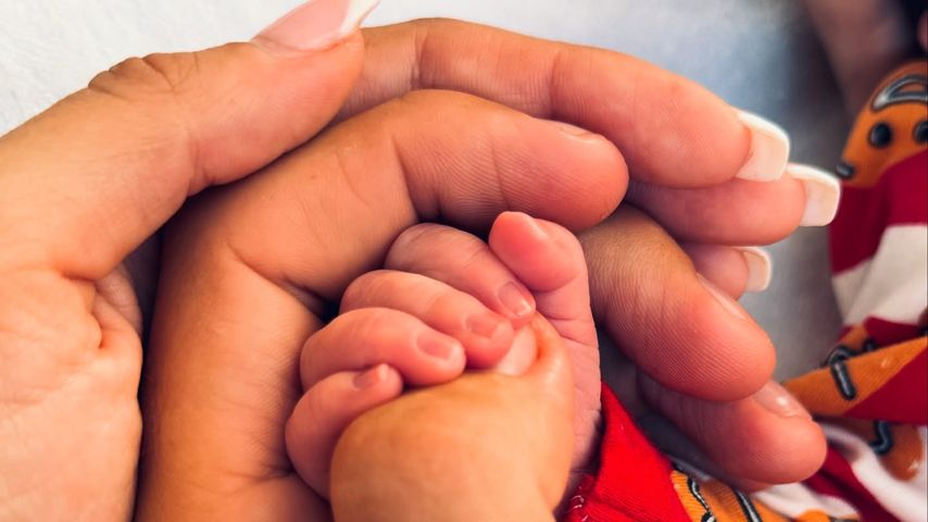 Scarlet Vas und Tayo Ricci mit ihrem Baby, Dezember 2024