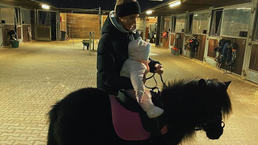 Süß! Scarlett Gartmanns Tochter macht erste Pony-Erfahrung