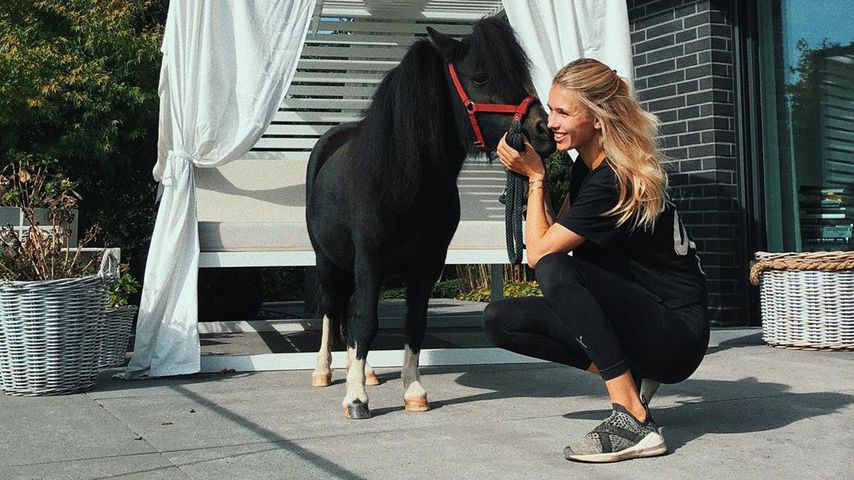 Scarlett Gartmann mit einem Pony