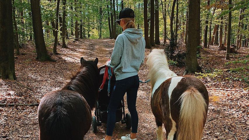 Scarlett Gartmann mit ihren Ponys