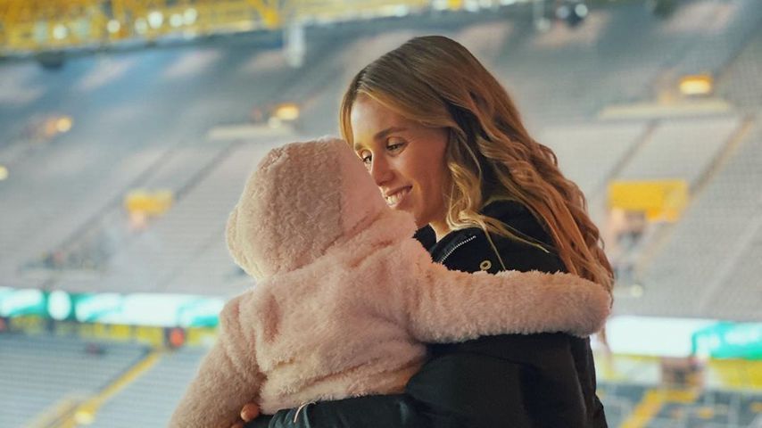 Scarlett Gartmann mit ihrer Tochter im Signal Iduna Park in Dortmund