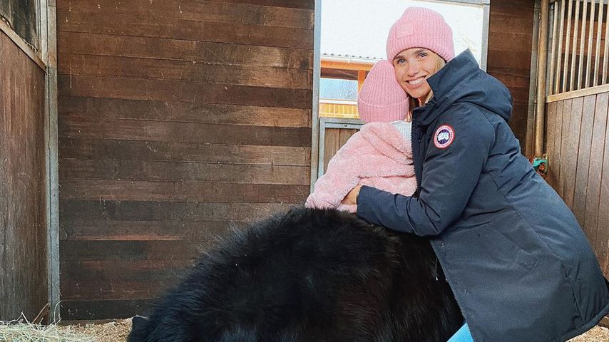 Scarlett Gartmann mit einem ihrer Ponys und ihrer Tochter