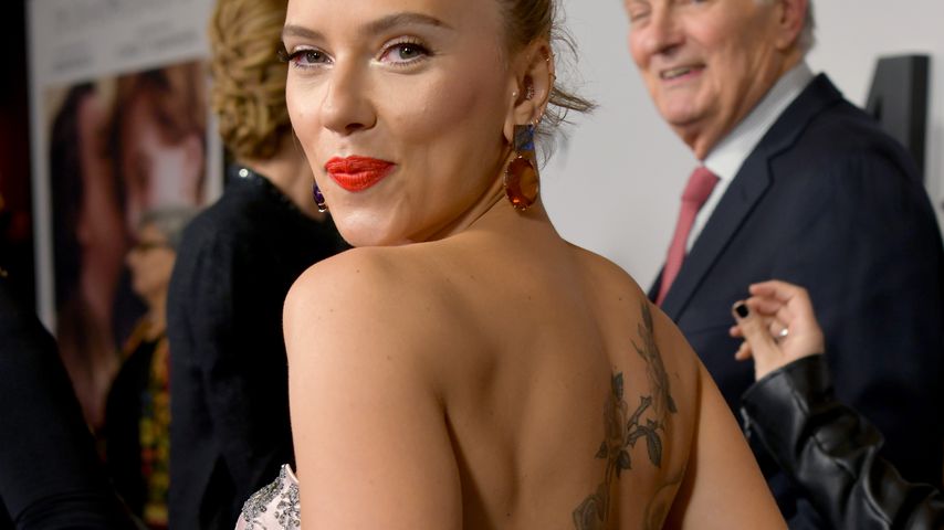 Wow-Anblick: Scarlett Johansson setzt Rücken-Tattoo in Szene