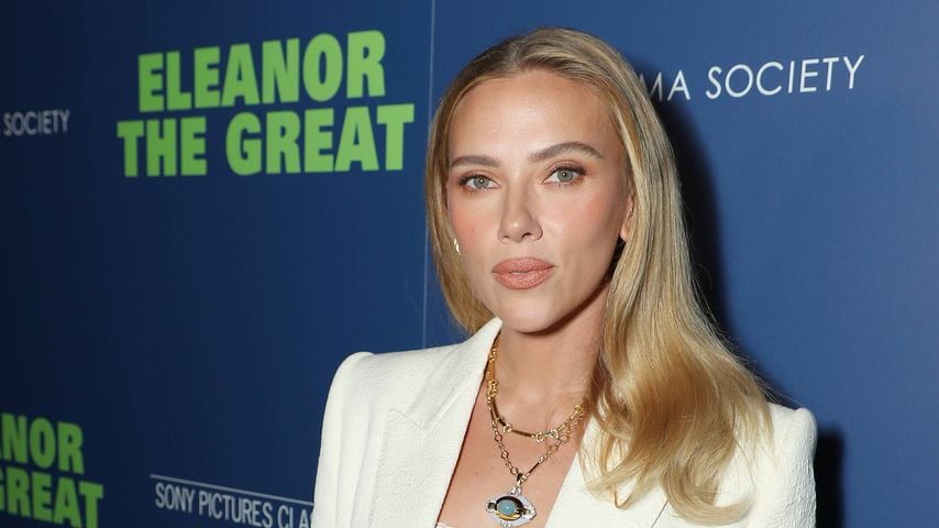 Schreckmoment für Scarlett Johansson: Fanbarrikade kippt um