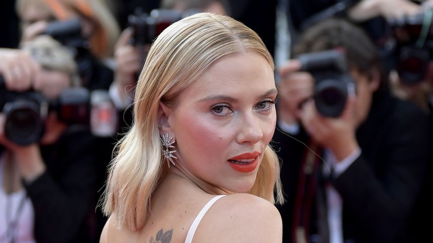 XXL-Rückentattoo: Scarlett Johansson strahlt auf Red Carpet