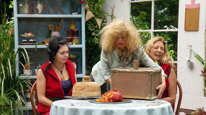 Scarlett Moffatt und Carol Vorderman bei einer Prüfung im UK-Dschungelcamp