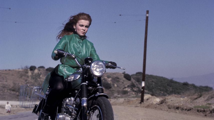 Ann-Margret auf einem Motorrad, Szene aus "The Swinger" (1966)