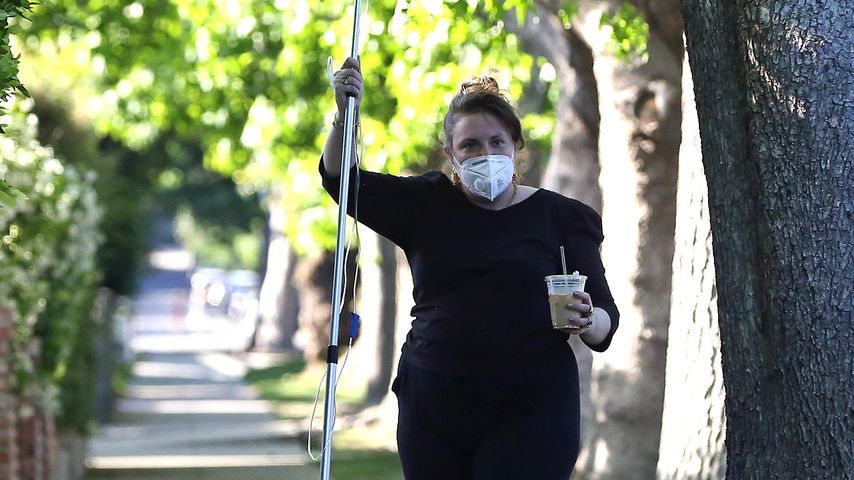 Spaziergang mit Tropf: Lena Dunham mit Infusion unterwegs